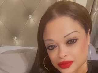 WomaninThemiddle WebCAM 